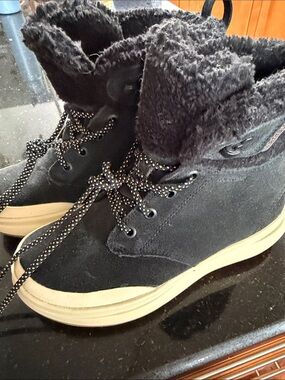 Merrell Black Fleece-Lined Women's Sneaker Boot Interior Label Detail